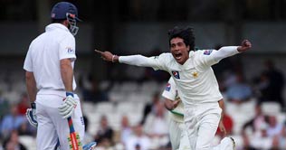 England makes a steady start on Day 3